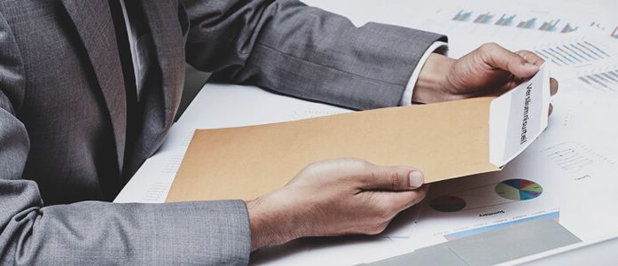 Einspruch gegen Versäumnisurteil: Neues Urteil erwirken & Vollstreckung stoppen