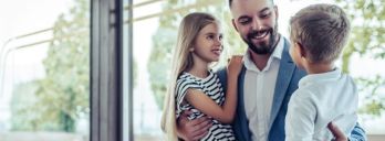 Wechselmodell einklagen: Wann darf ich das & wie funktioniert es?