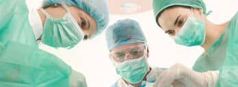 Krankenhaus verklagen: So kann es Schmerzensgeld & Schadensersatz geben