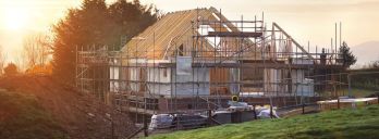 Bauzeitverlängerung: Wer haftet für Folgen & zahlt die Mehrkosten?