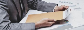 Einspruch gegen Versäumnisurteil: Neues Urteil erwirken & Vollstreckung stoppen