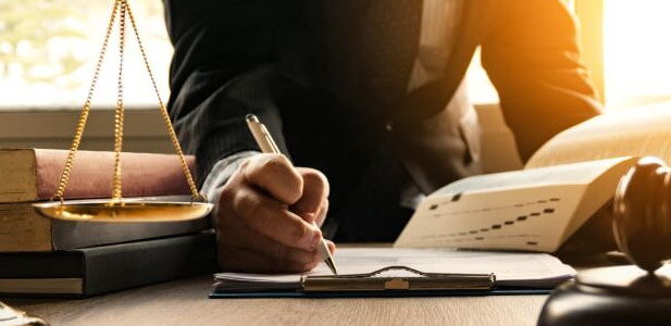 Schmerzensgeld einklagen – Ablauf, Fristen & Voraussetzungen