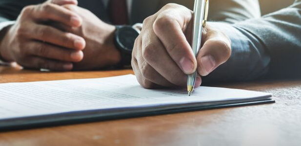 Arbeitsvertrag prüfen lassen & nachteilige Klauseln ausschließen