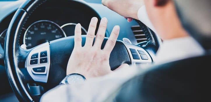 Nötigung im Straßenverkehr: Beispiele, Folgen & Handlungsoptionen