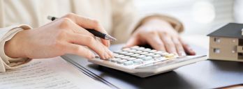 Grundsteuer auf Mieter:innen umlegen: So funktioniert's