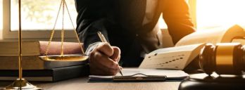 Schmerzensgeld einklagen – Ablauf, Fristen & Voraussetzungen