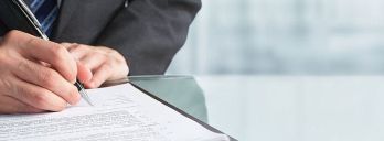 Arbeitslosengeld nach Aufhebungsvertrag beziehen? So umgehen Sie die Sperrzeit!